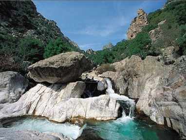 Les Gorges d'Heric, niché au pied du massif du Caroux, offre des paysages époustouflants où l'eau et la roche se rencontrent pour créer un décor à couper le souffle