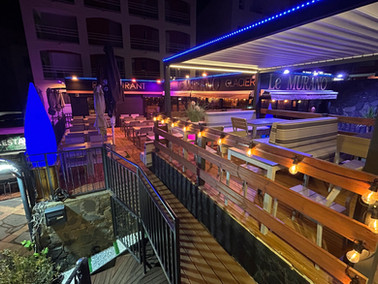 alt="Terrasse du restaurant Le Murano au Cap d'Agde, offrant une vue panoramique sur le port de plaisance avec ses bateaux, dans une ambiance élégante et ensoleillée."