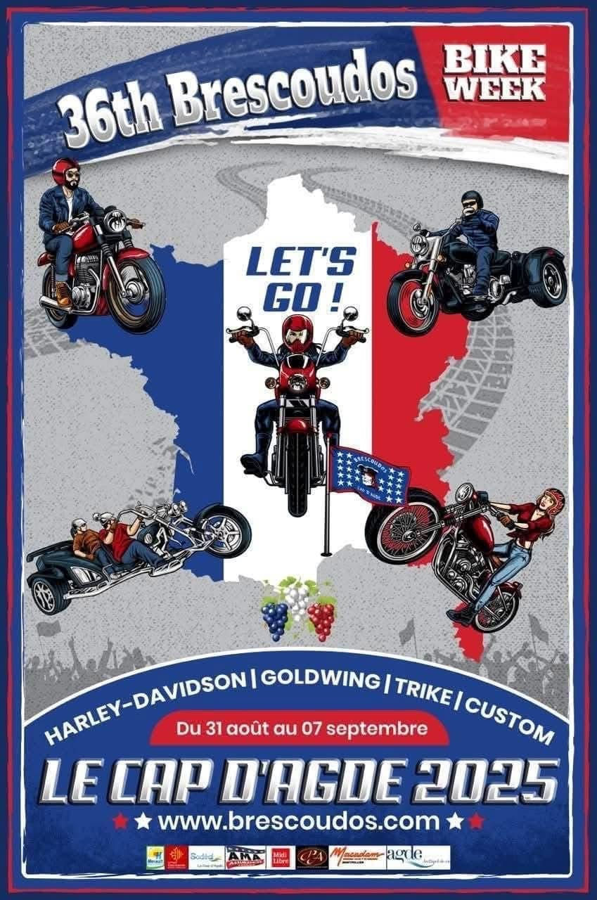 Grande parade de motos lors du Brescoudos au Cap d'Agde, avec des centaines de bikers chevauchant leurs Harley-Davidson et autres motos customisées.