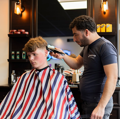Barber van Barbershop Future geeft de klant een high fade