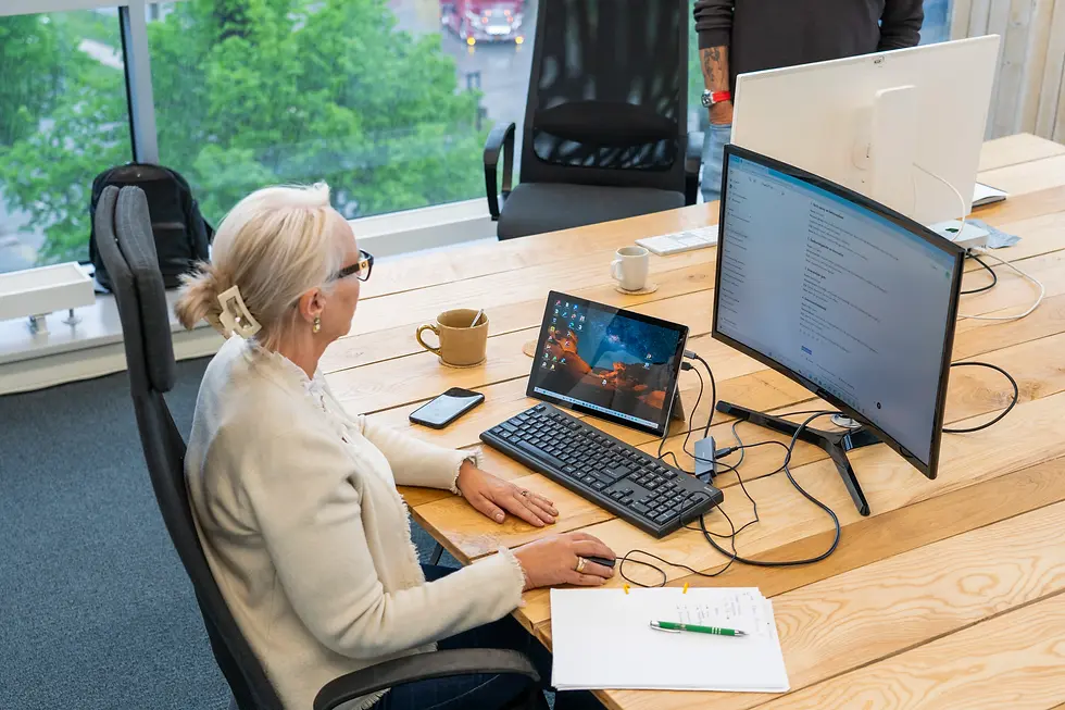 De vrouw staart naar haar monitor