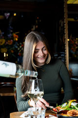 Wijn wordt ingeschonken bij Ca Na Toneta