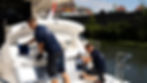Medewerkers van Glenn's Yacht Cleaning reinigen boot