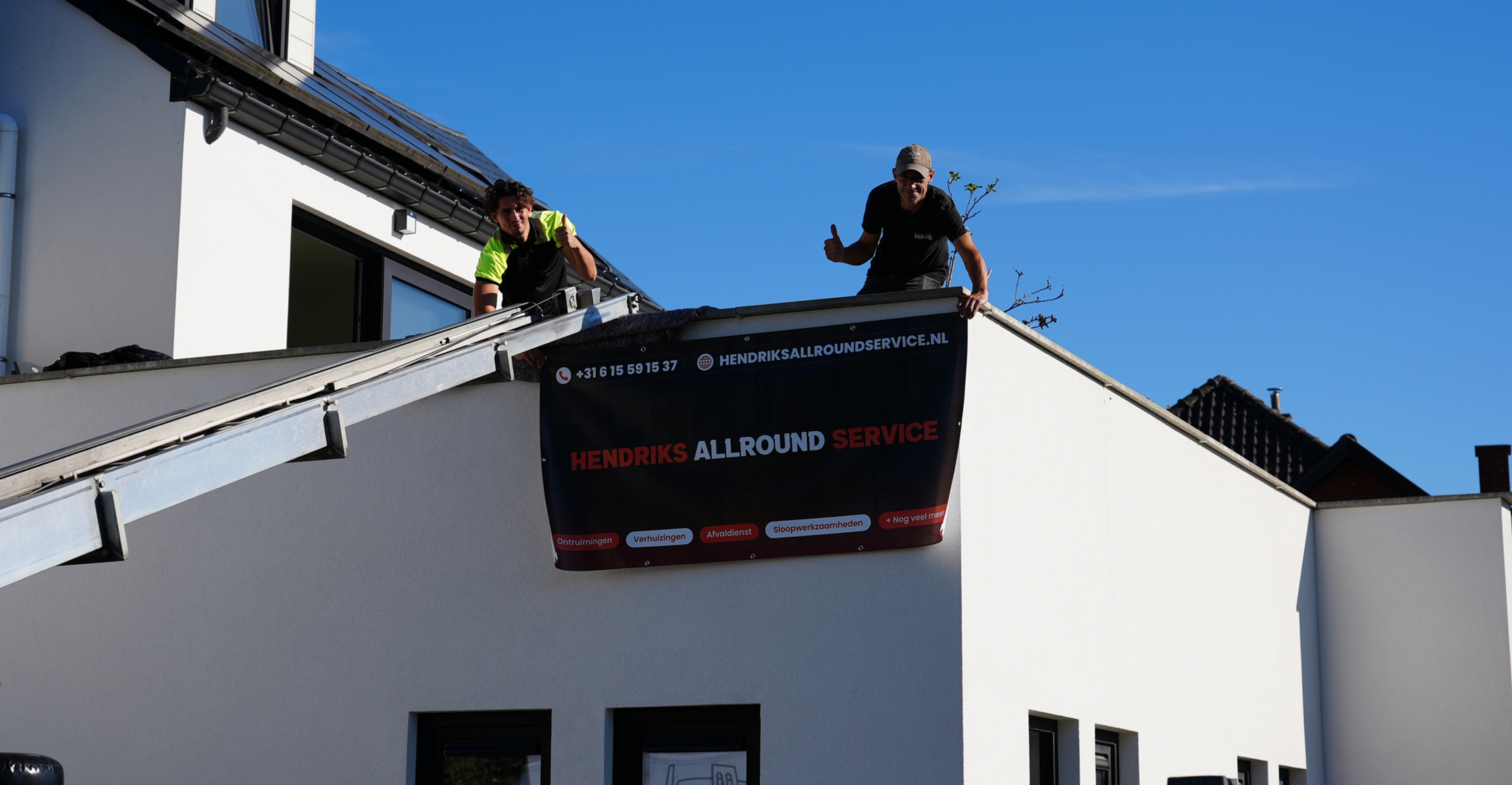 Twee mannen op een dak naast banner HENDRIKS ALLROUND SERVICE