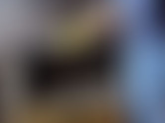 Persoon die voor een houtkachel staat