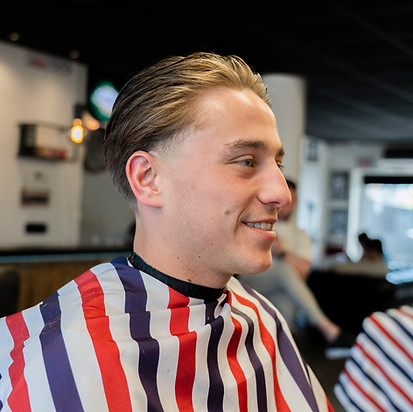 Een blije klant met een taper fade door Barbershop Future
