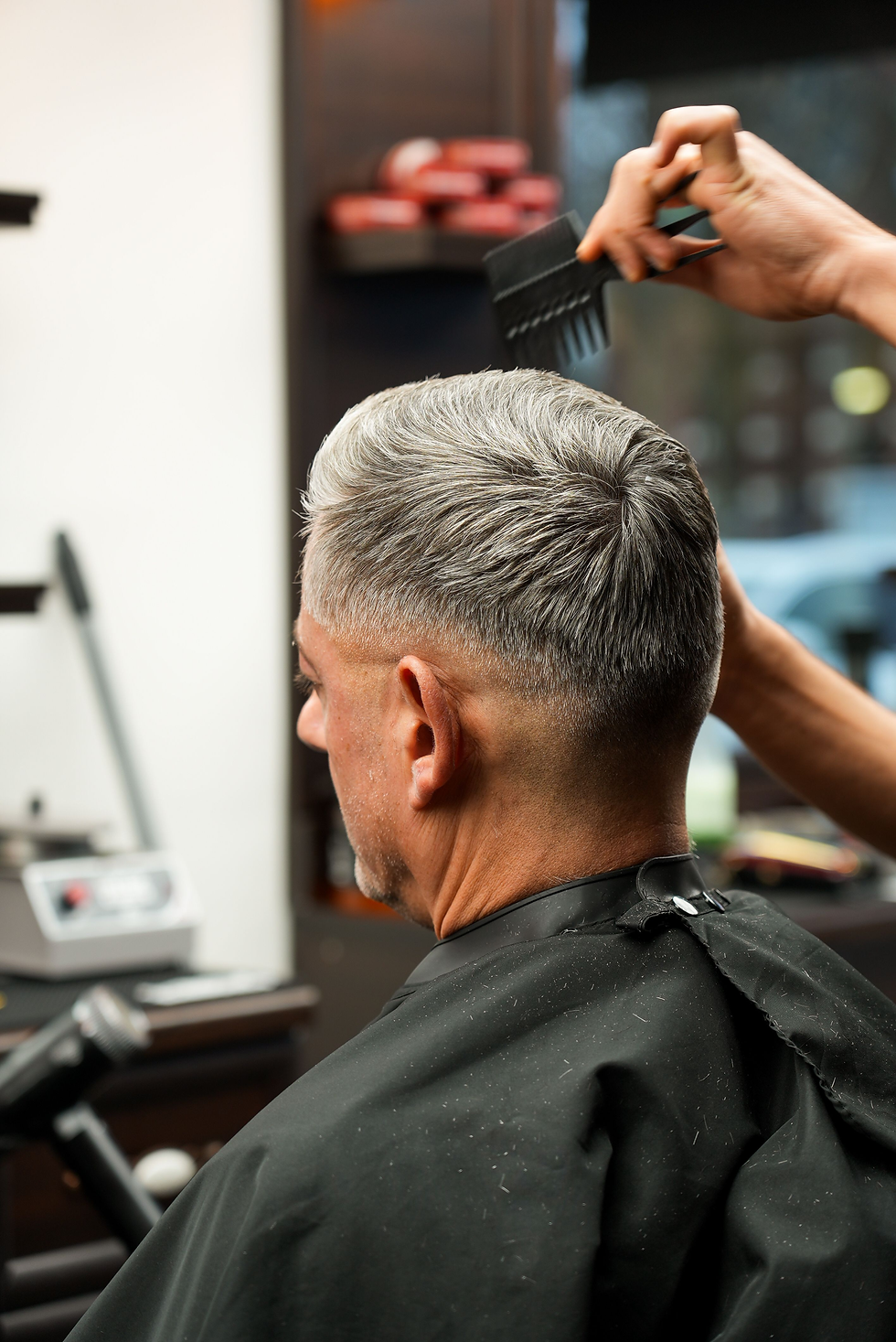 Barbier knipt een fade bij een man in de barbershop