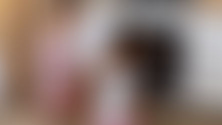 Vrouw en meisje voor een oven