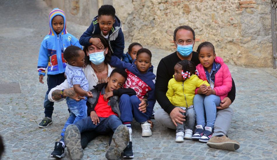 Stefano Lotumolo, Mimmo Lucano e i bambini, a Riace