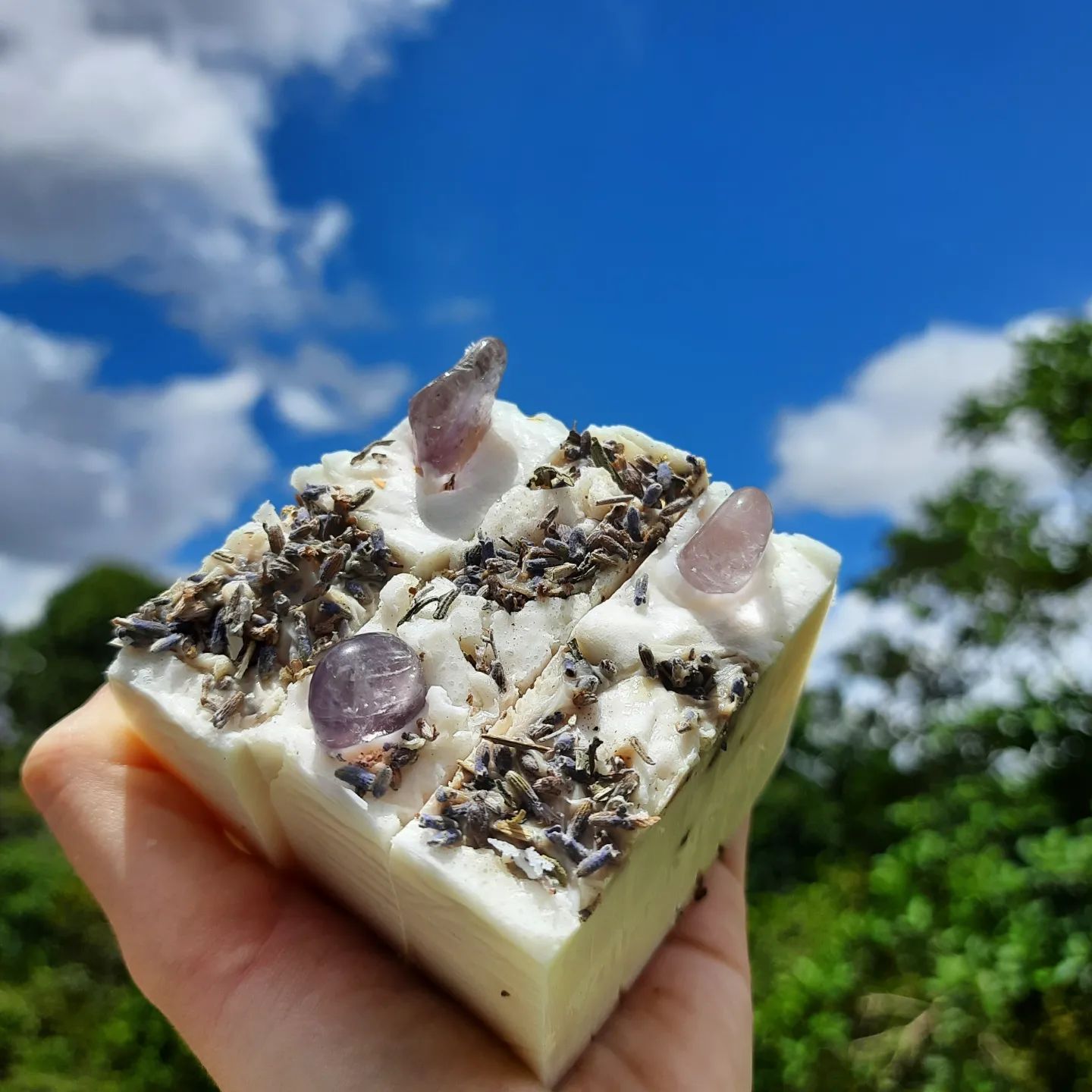 sabonete natural com ametista e alfazemas