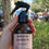 Miniatura: Spray de lavanda aromático da Villa Mística em frasco âmbar com rótulo artesanal