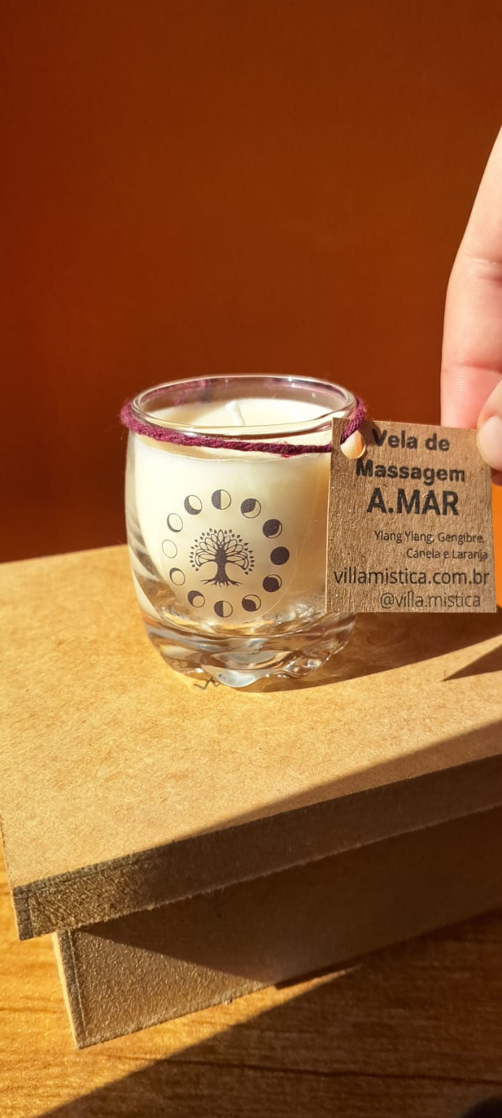 Vela de massagem natural A.MAR com óleos essenciais de ylang ylang, gengibre, canela e laranja doce, ideal para rituais de au