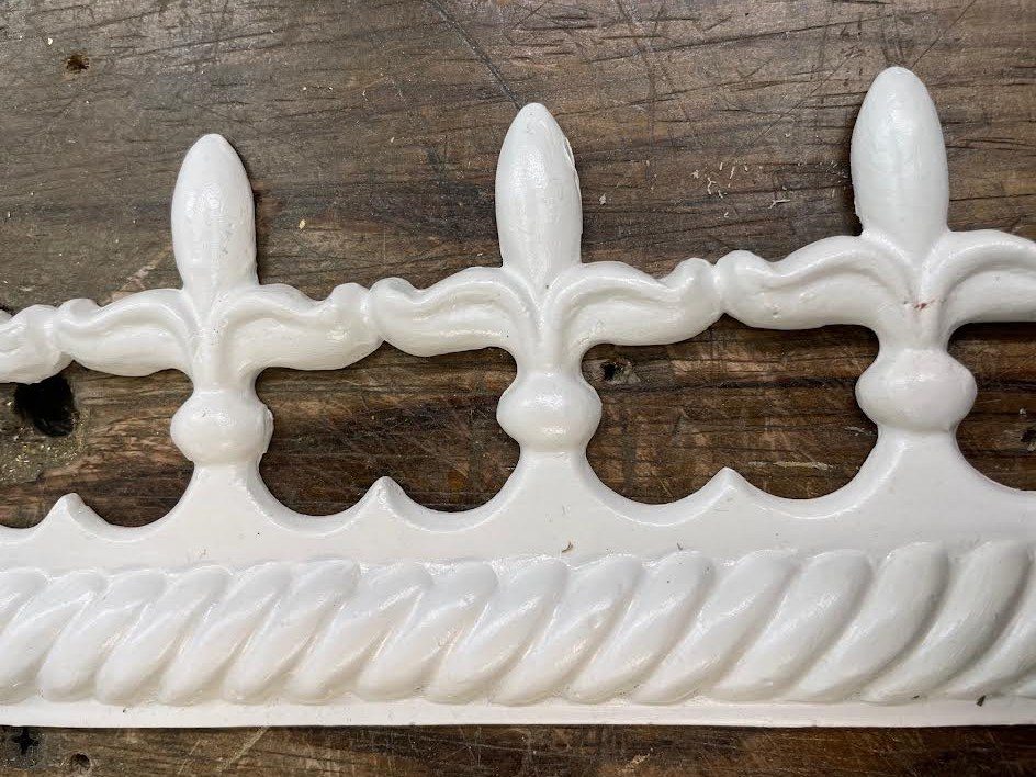 Pattern of the fleur-de-lys ornament for the replica lantern