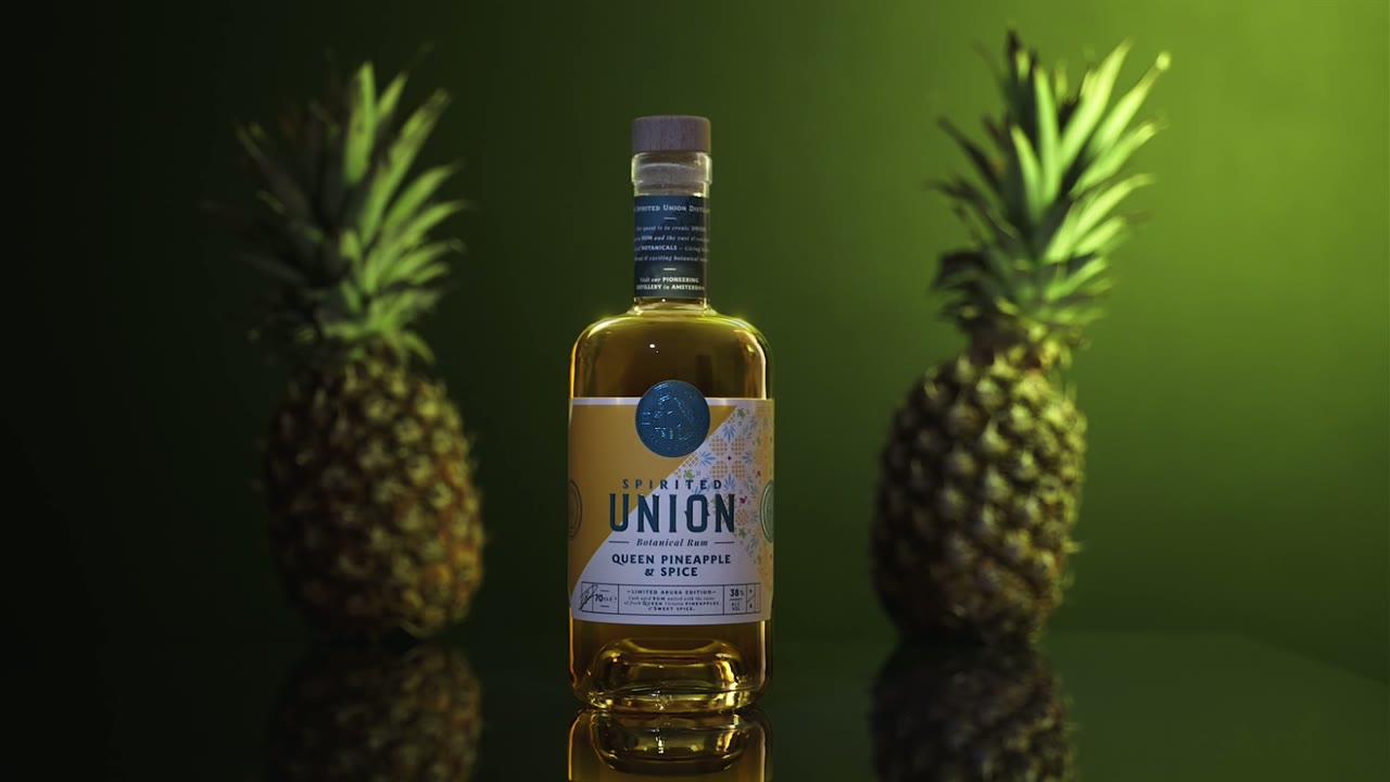 Spirit Union · Pineapple — De fles en de ananas centraal in een productvideo.