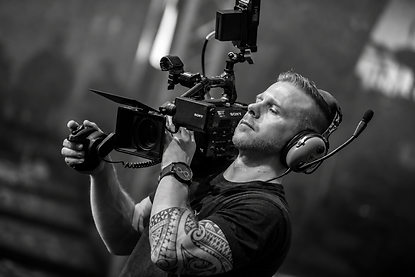 Matthijs Groen filmt met een Sony schoudercamera