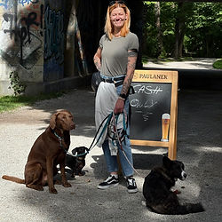 Hundetrainerin in München im Training mit drei Hunden