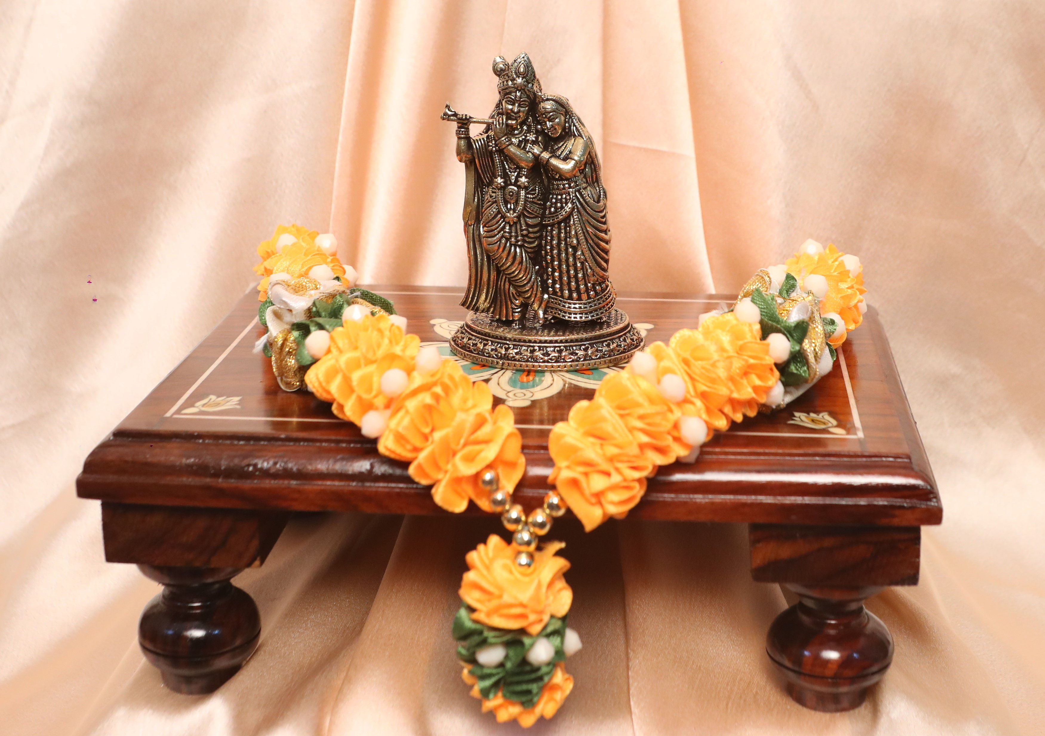 Radha Krishna (Peeta Setup with Garland)