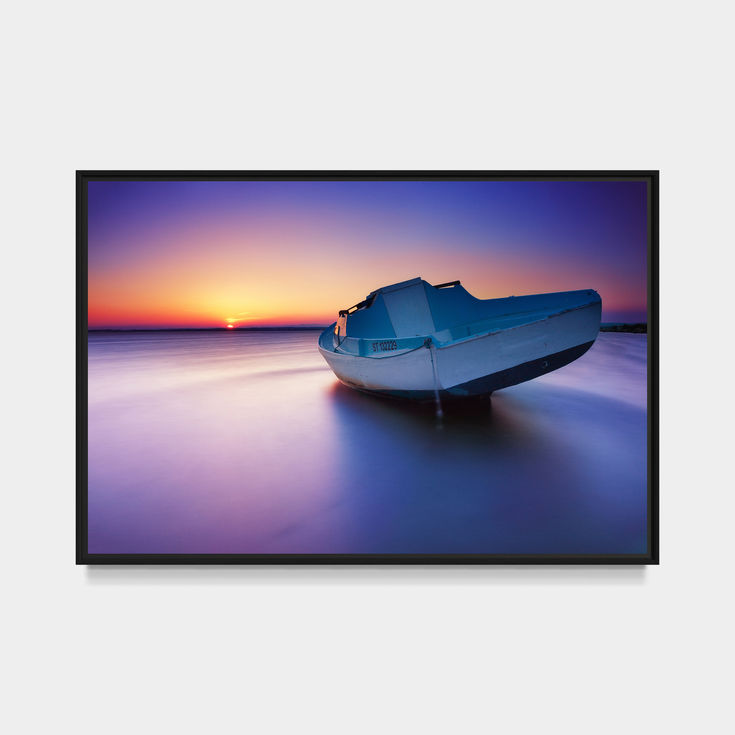 Photo d'une barque au coucher de soleil sur l'étang de Thau