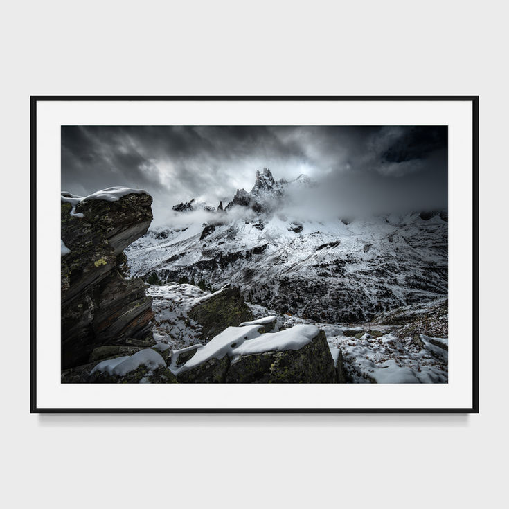 Paysage dramatique vallée de la Clarée montagne avec neige  et nuages