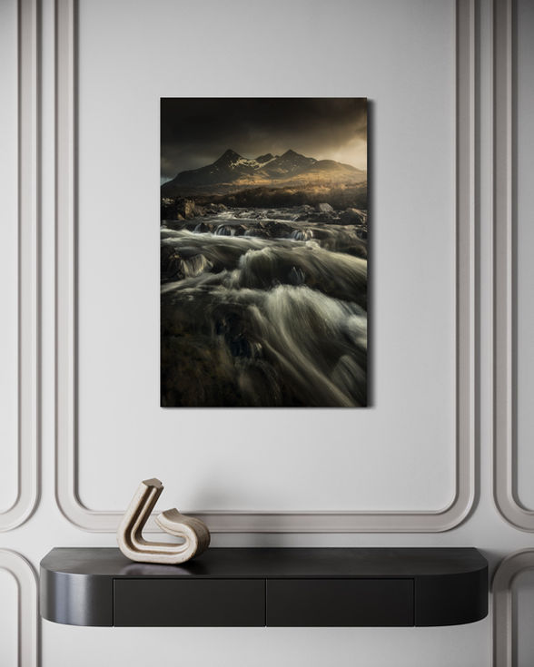 Photographie d'art des Cuillins et d'une rivière en mouvement, Écosse sauvage.