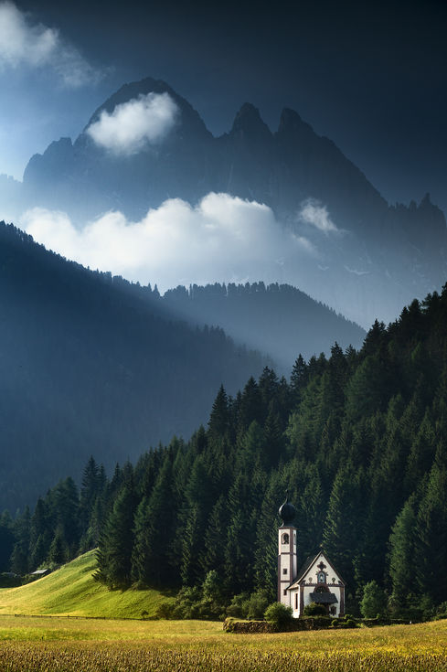 La chapelle de Saint-Jean-de-Ranui à Santa Maddalena, entourée de prairies et de montagnes des Dolomites
