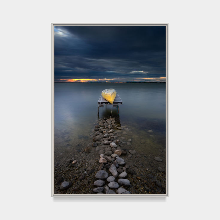 Photo d’un canoë jaune sur un ponton à l’étang de l’Or