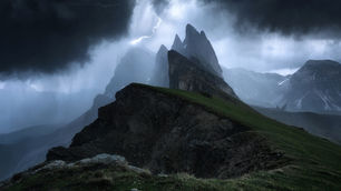 Une Photo, Une Histoire. Quand la Tempête a Fait de Seceda un Champ de Bataille dans les Dolomites.