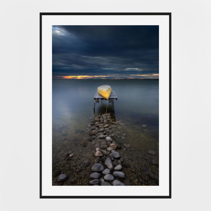 Photo d’un canoë jaune sur un ponton à l’étang de l’Or