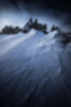 Dunes de neige sculptées par le vent au Mont Ventoux, lumière hivernale.