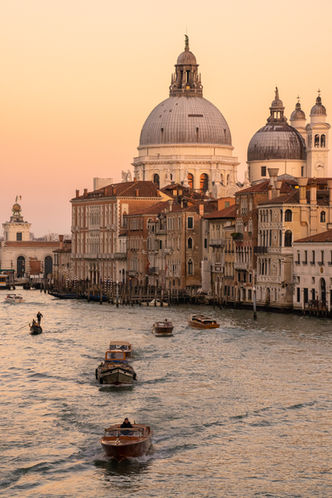 Grand canal de Venise au coucher du soleil