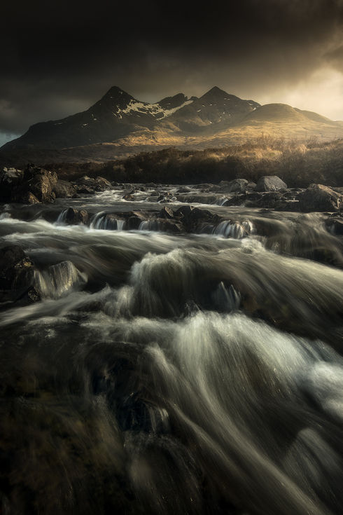 Rivière en cascade devant les Cuillins sur l'île de Skye, Écosse.
