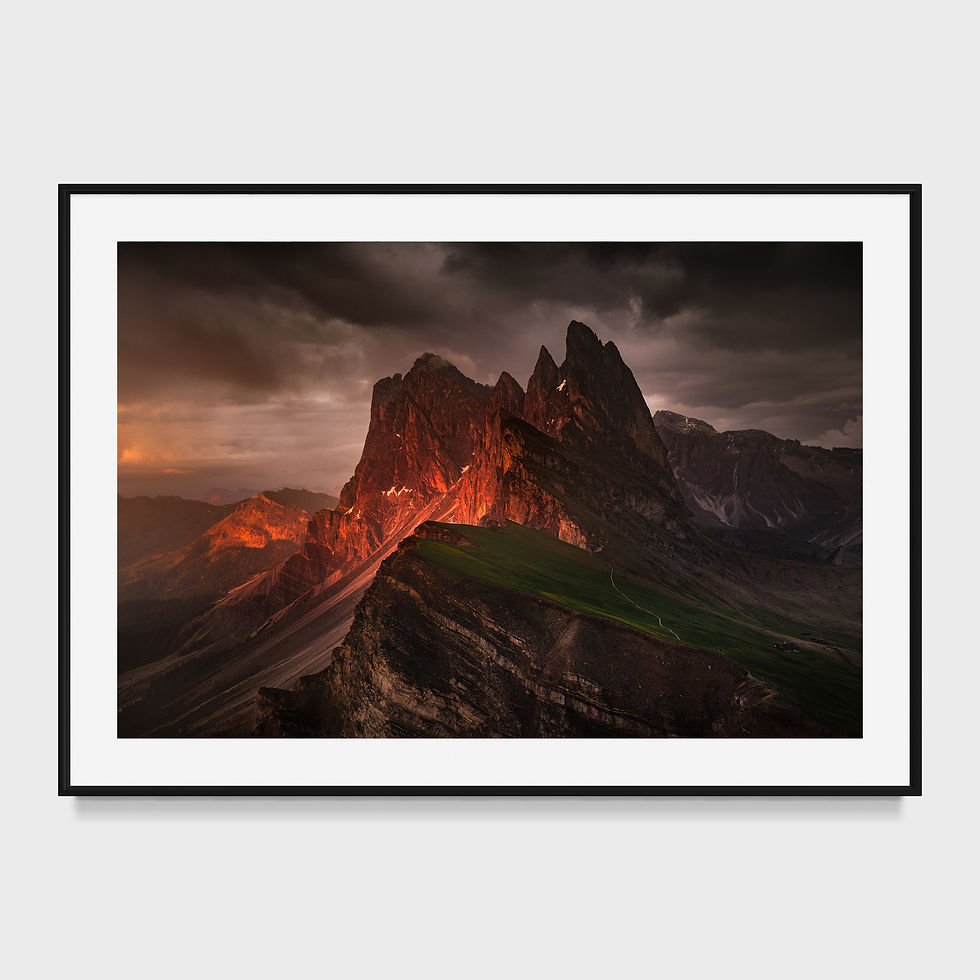Coucher de soleil sur le Seceda, montagnes des Dolomites avec ciel dramatique.