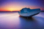 Photo d'une barque au coucher de soleil sur l'étang de Thau