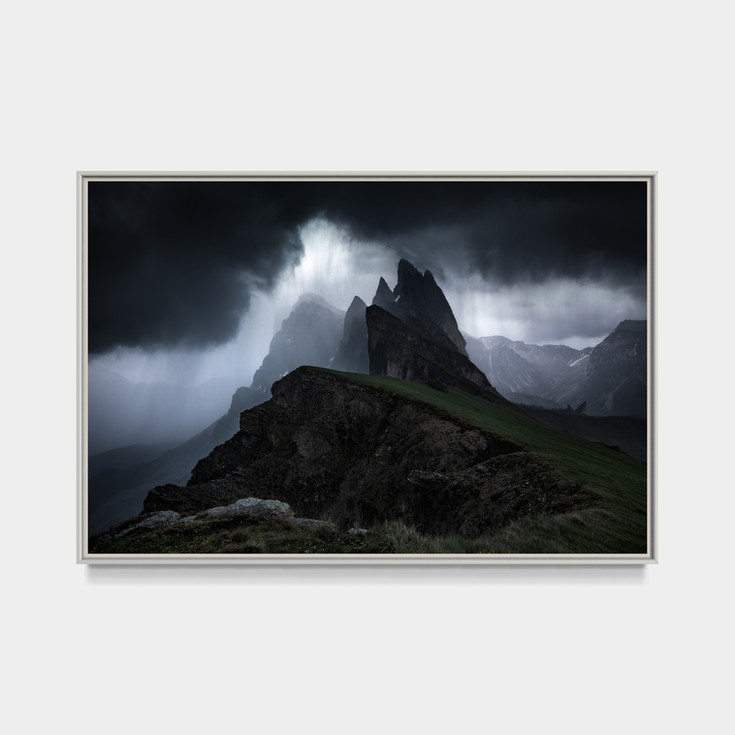Orage et pluie sur le Seceda, montagnes des Dolomites sous un ciel sombre.