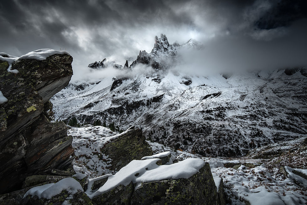 Paysage dramatique vallée de la Clarée montagne avec neige  et nuages