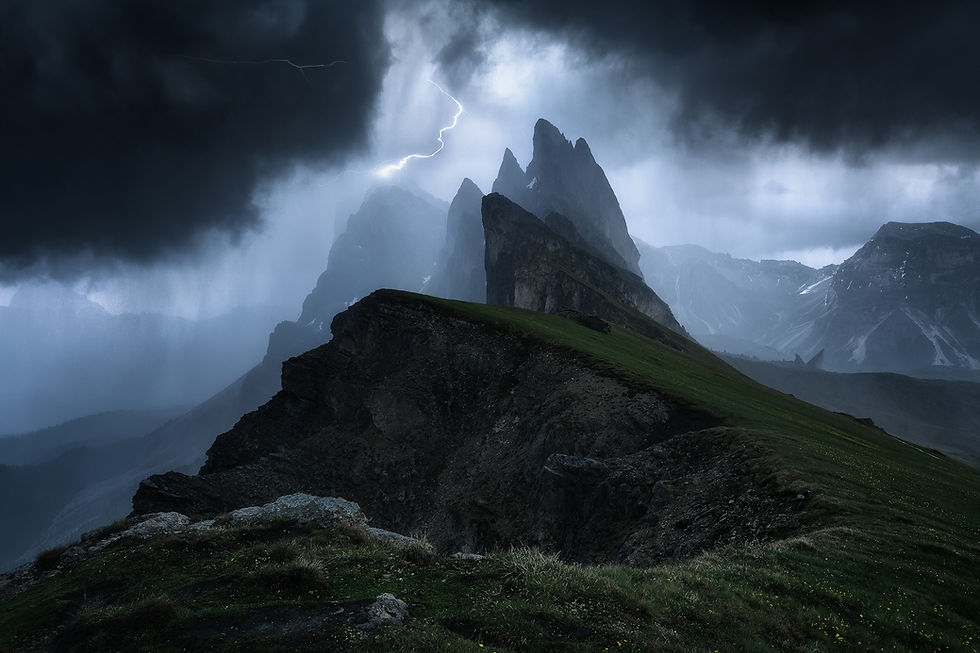 Orage avec éclair au-dessus du Seceda, montagnes des Dolomites.