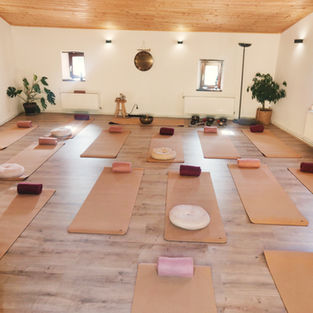 Notre salle de pratique est à disposition des groupes.
Nous y pratiquons nos séances de yoga et de relaxation.