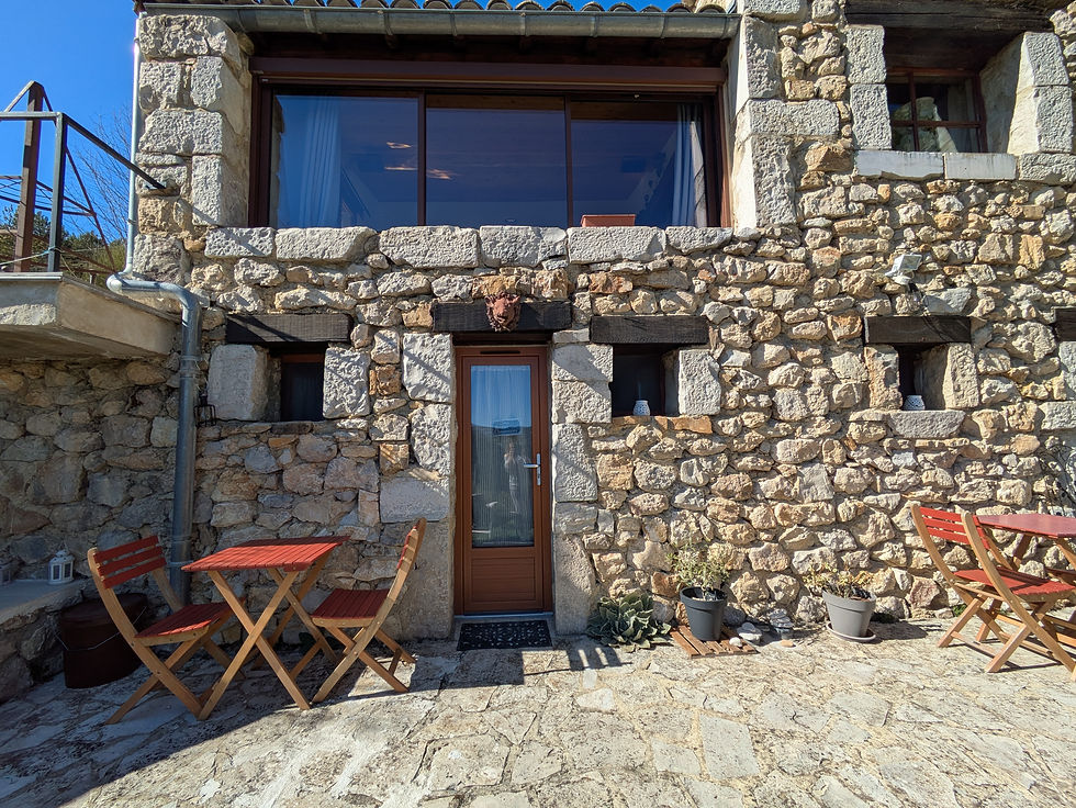 Vue rapprochée de la terrasse ensoleillée du gîte Emma avec tables et chaises