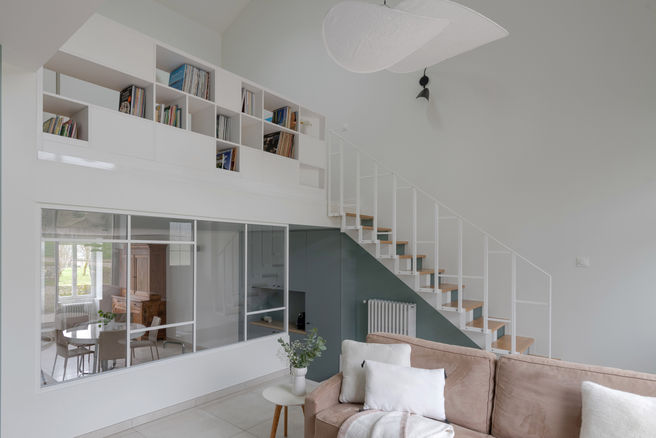 Projet de rénovation à la campagne, dans l'Ain, près de Lyon, aménagement de la cuisine, pièce de vie, salon. Création d'un escalier sur mesure. Dans une ambiance douce et lumineuse.