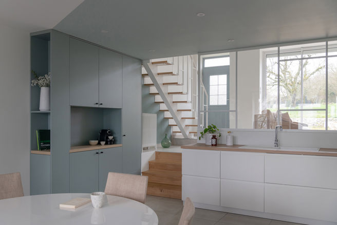Projet de rénovation à la campagne, dans l'Ain, près de Lyon, aménagement de la cuisine, pièce de vie, salon. Création d'un escalier sur mesure. Dans une ambiance douce et lumineuse.