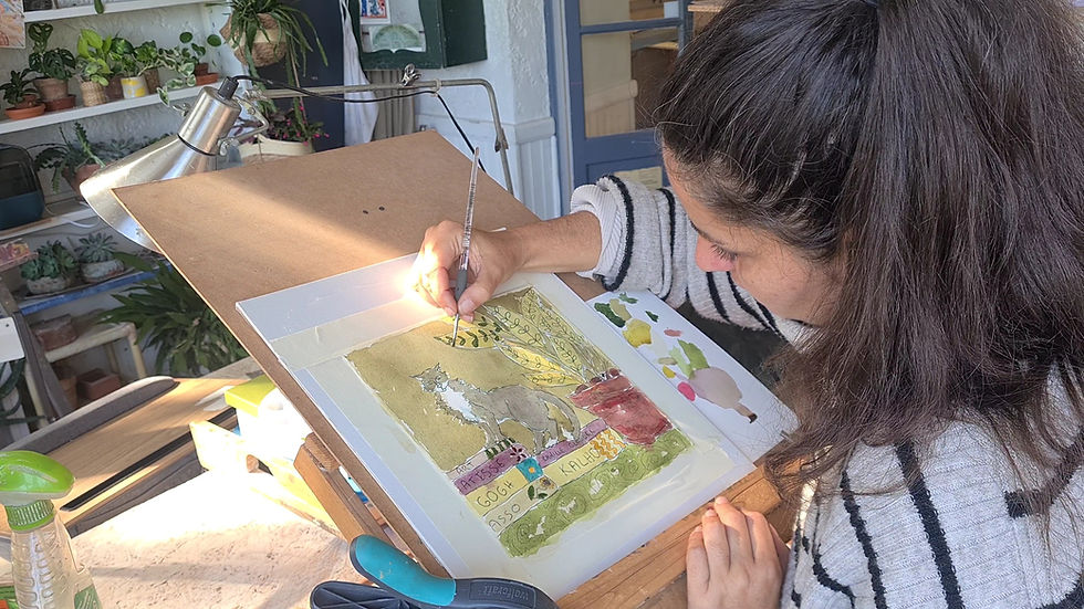 Cette image semble représenter une main en train de peindre à l'aquarelle. On peut y voir un pinceau fin, chargé de peinture bleue, qui s'apprête à ajouter des détails au pelage d'un chat blanc. Le chat est dessiné sur une feuille de papier légèrement jaunie, peut-être un peu ancienne. À côté du chat, on distingue le dessin d'une plante verte dans un pot. Le fond de l'image est neutre, ce qui met en valeur le dessin et la main de l'artiste. L'ambiance générale est douce et calme, propice à la concentration et à la création. J'imagine que l'artiste est en train d'apporter les touches finales à son œuvre, avec précision et délicatesse. Peut-être est-ce le début d'une série d'illustrations mettant en scène des animaux et des plantes ? Ou bien s'agit-il d'une commande personnalisée pour un amoureux des chats ? 🤔