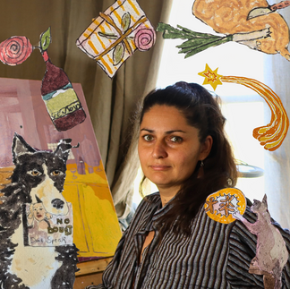 Laura Rachez entourée par ses illustrations