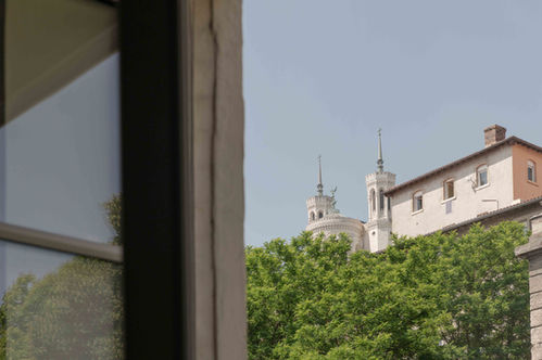 Projet d'architecture intérieure à Lyon. Rénovation d'un appartement canut, typiquement lyonnais.
Alliance de l'ancien et du contemporain. le cachet du plafond à la française, de la cheminée ancienne et du parquet.