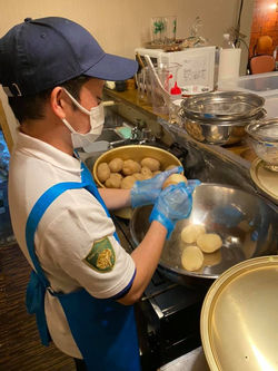 仕込みから一つ一つ丁寧に作業しています