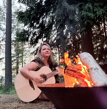 Countrysängerin Reggie Merz singt am Feuer
