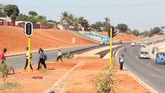 Conselho Municipal de Maputo reforça sinalização na Av. Julius Nyerere.