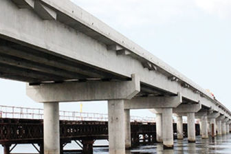 Construção da ponte Marracuene-Macaneta quase pronta