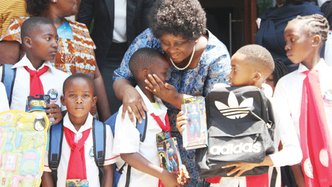 PRIMEIRA-DAMA BRINDA COM CRIANÇAS EM MAPUTO