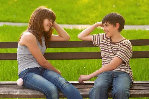adolescentes-enamorados-500x334.webp