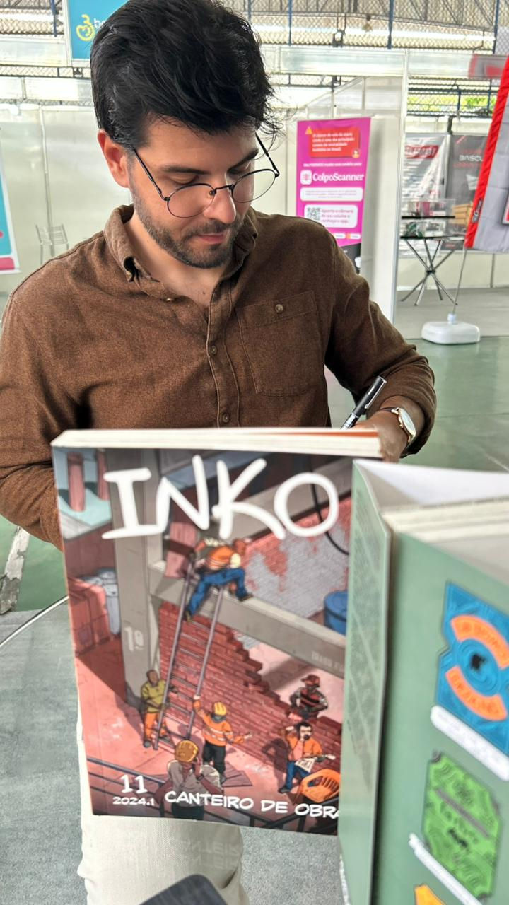 Diretor da Inko fazendo ao vivo seus desenhos  em quadrinhos.